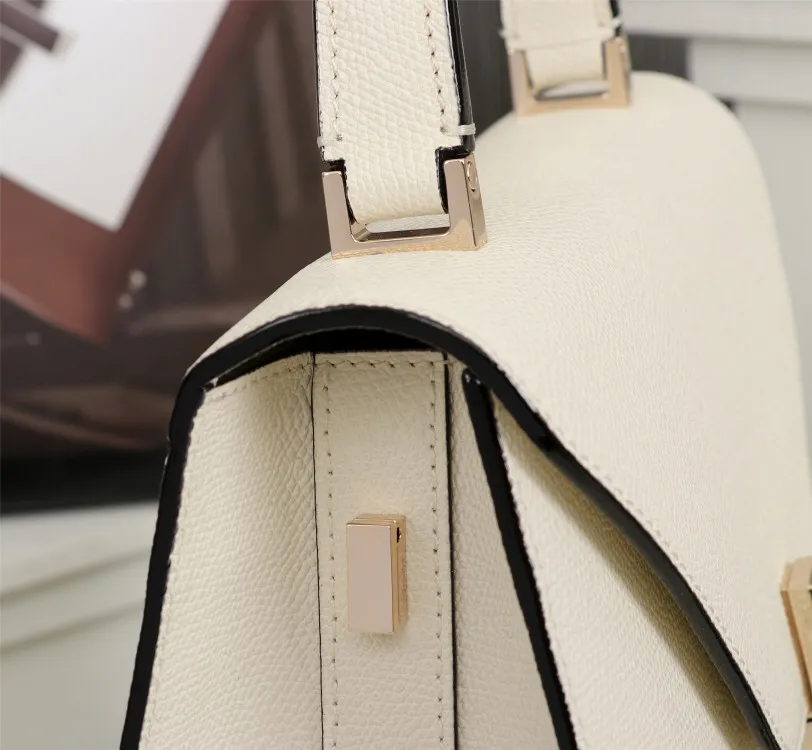 In stock 👉Original medium size off-white, 👉Valextra Valextra Iside, known as Italian Hermès, is one of the most representative designs of Valextra. There is no obvious logo, but the simple collective line design is very recognizable, full of architectural art, and shows a capable and intellectual style. It is made of imported palm-print lining cowhide, with up to five stitches of handwork, and the shiny oil edges test the skill of the craftsman. Medium size: 26cm【6627#】